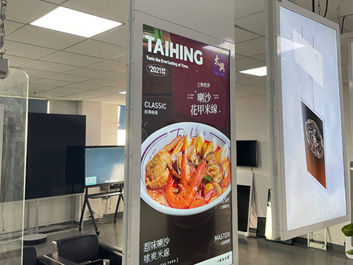 双面广告机怎么跟手机投屏？